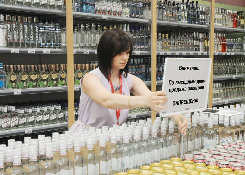Россиянам хотят закрыть доступ к алкоголю  в субботу и воскресенье 