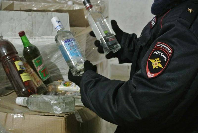 Валерий Шанцев потребовал закрыть трафик контрафактной алкогольной продукции и моторного топлива в регион