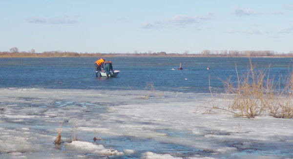 Спасатели сняли со льдины пятерых рыбаков