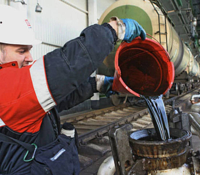 Ослабление рубля на руку лишь нефтяникам