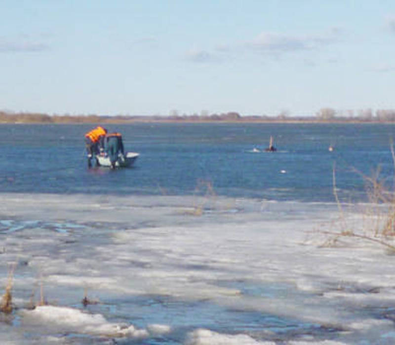 Спасатели сняли со льдины пятерых рыбаков