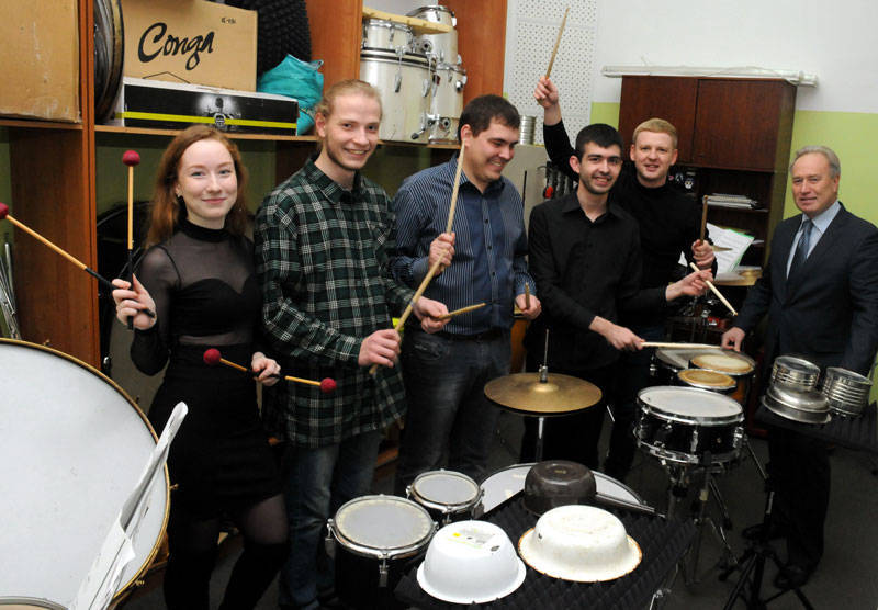 Студенты Нижегородской консерватории играют на всем, что попадает под руки