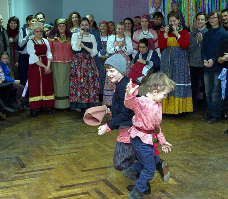 Народные русские танцы походят на состязания