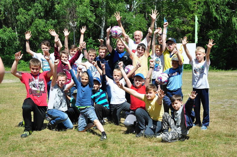 Нижегородские дети передали российским футболистам 20-метровую открытку