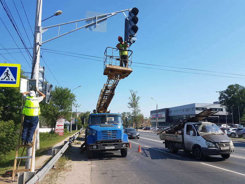 Завершен монтаж нового светофорного объекта по программе «Безопасные и качественные дороги» на проспекте Гагарина в Нижнем Новгороде