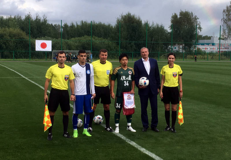 Дмитрий Сватковский встретился со студентами-футболистами из Японии в спортивном центре «Борский», построенном к ЧМ-2018