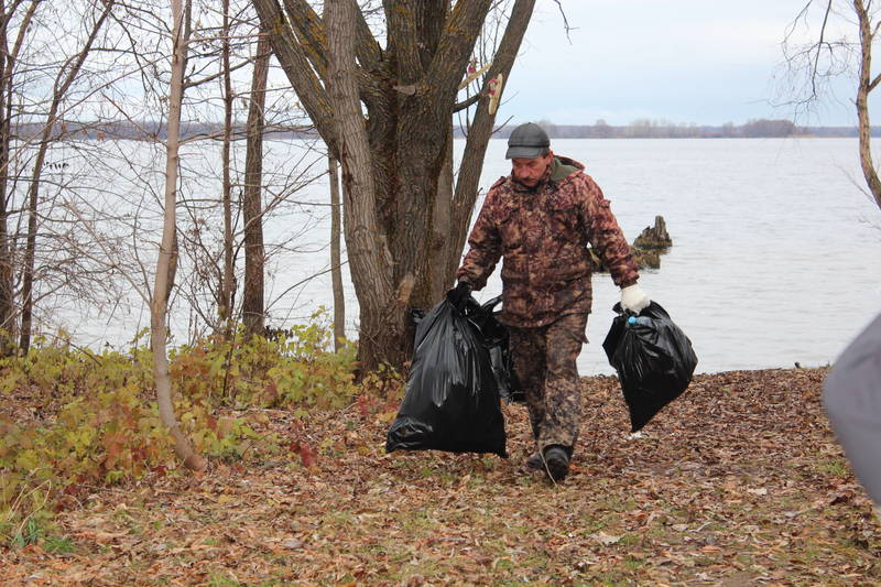 Берег реки Волги очистят от мусора