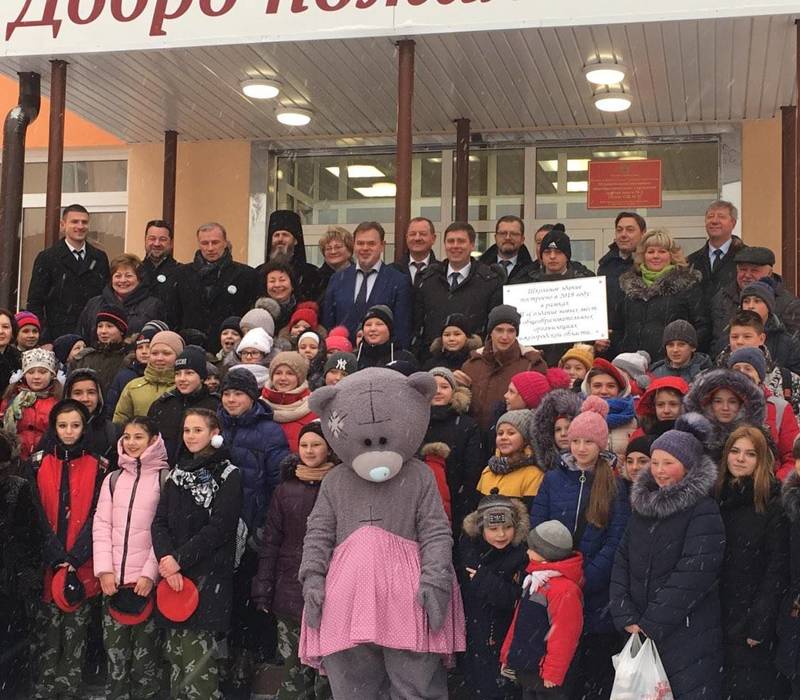 Андрей Гнеушев открыл новую школу на 150 мест в поселке Фролищи Нижегородской области