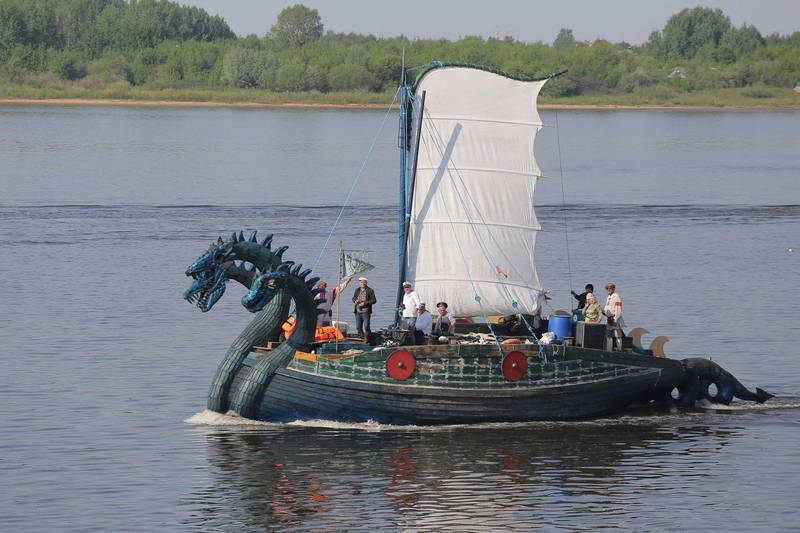 В Нижний Новгород прибыла древнерусская ладья X века «Змей Горыныч» (фоторепортаж)