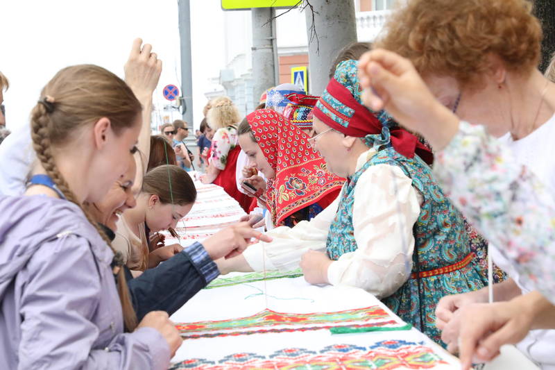 25-метровый «Рушник Дружбы» вышивают нижегородцы на площади Минина и Пожарского в День России (фоторепортаж)