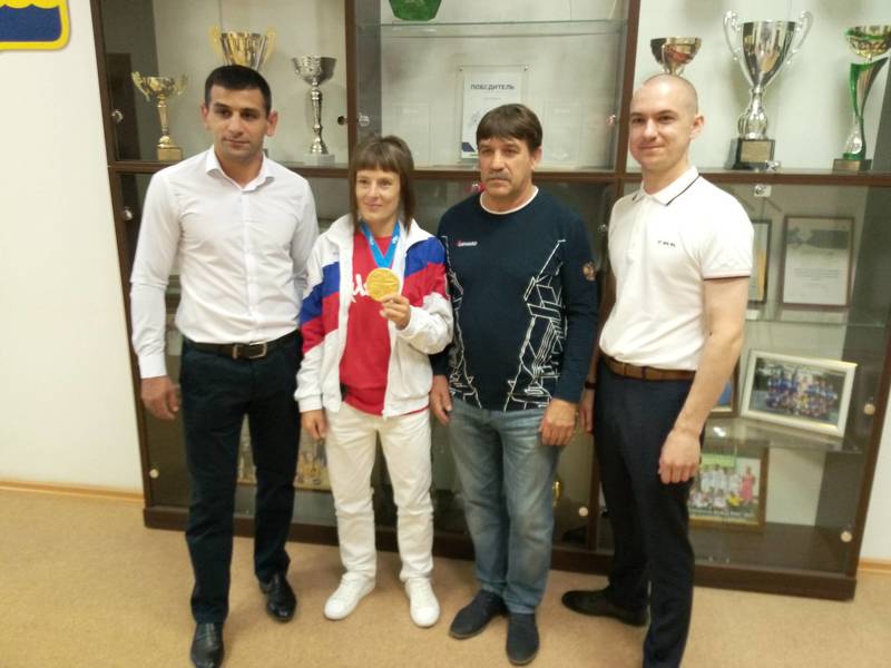 Глеб Андреев наградил дзержинскую самбистку Елену Бондареву, занявшую первое место во II Европейских играх в Белоруссии