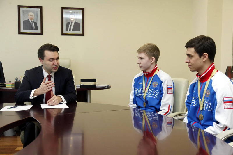 Александр Югов встретился с победителями первенства мира по хоккею с мячом среди юниоров до 19 лет