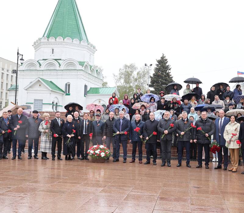 Молодые парламентарии из ЛНР возложили цветы к мемориалу «Вечный огонь» в Нижегородском кремле
