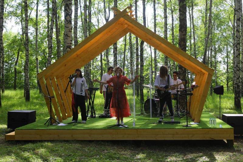 Онлайн-концерт из березовой рощи парка Швейцария пройдет в День России 