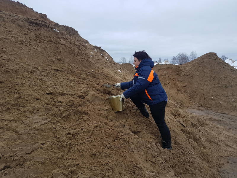 Специалисты «Главного управления автомобильных дорог» проверили качество песко-соляной смеси для обработки нижегородских трасс