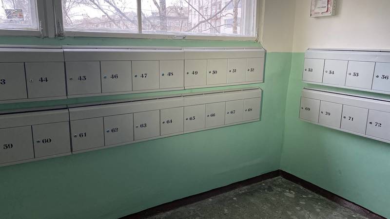 В одном из домов на улице Василия Иванова проведен косметический ремонт подъезда и установлены новые почтовые ящики