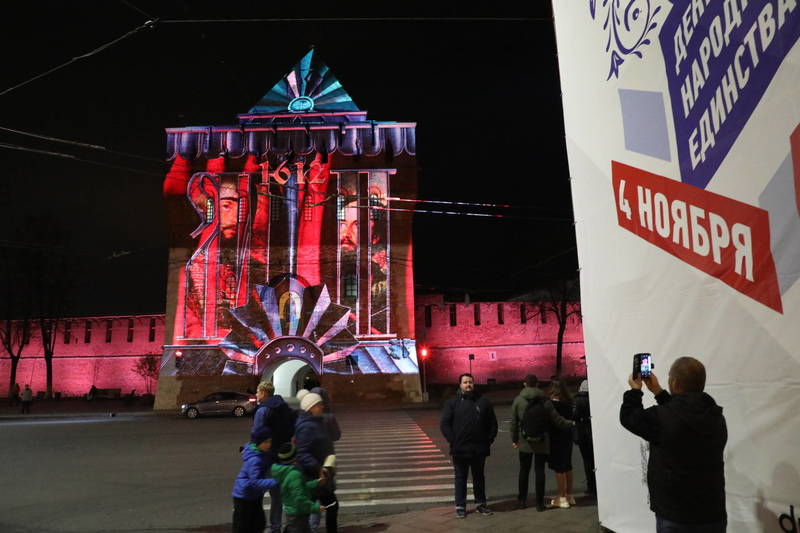 Праздничная инсталляция украсила Дмитриевскую башню в День народного единства