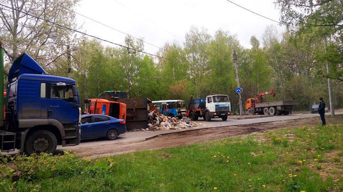 Мусоровоз перевернулся в Нижнем Новгороде (ФОТО)