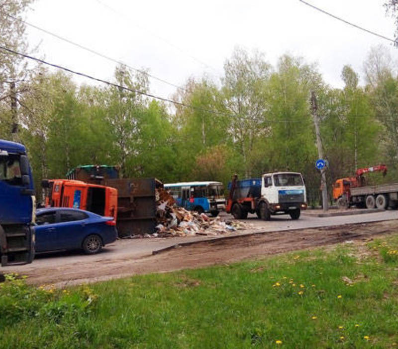 Мусоровоз перевернулся в Нижнем Новгороде (ФОТО)