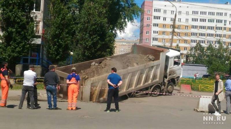 В Нижнем новгороде под землю ушел самосвал (ФОТО)