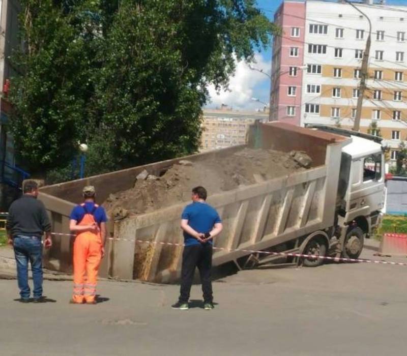 В Нижнем новгороде под землю ушел самосвал (ФОТО)