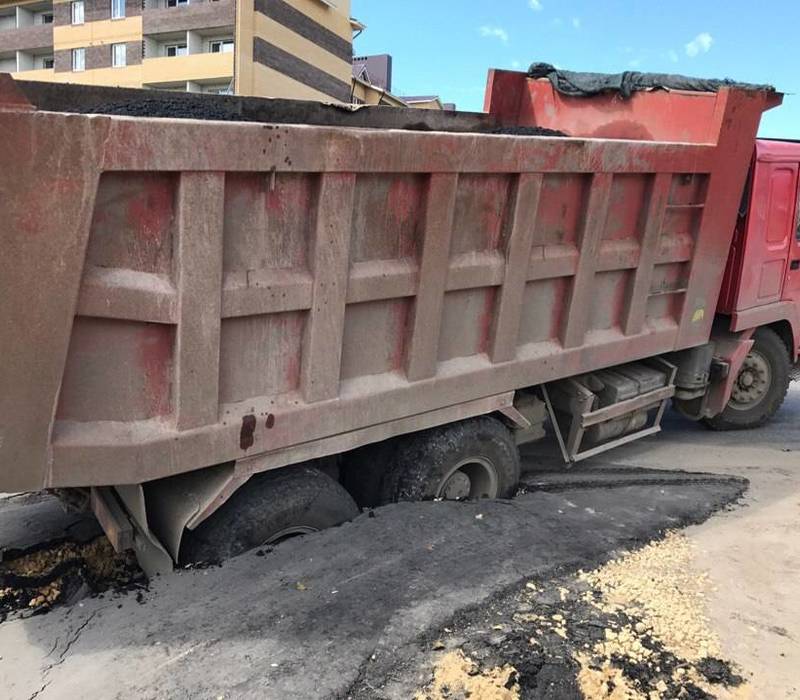 Самосвал провалился на новом асфальте в Арзамасе (ФОТО)