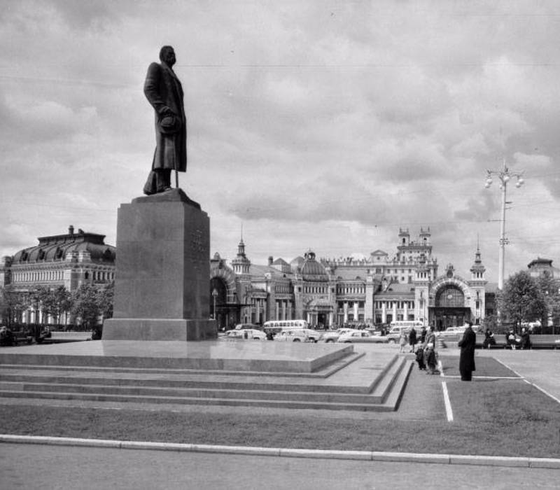 Памятник Горькому вернули на место в Москве