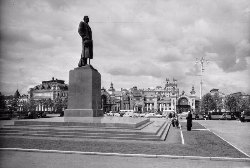 Памятник Горькому вернули на место в Москве