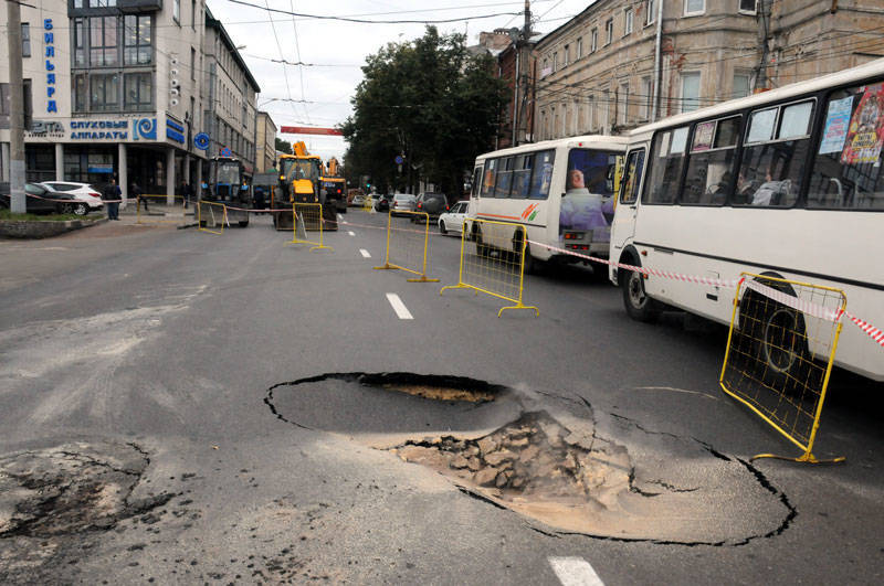 В центре Нижнего Новгорода на улице Варварской просел асфальт (фото)