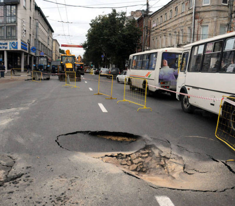 В центре Нижнего Новгорода на улице Варварской просел асфальт (фото)