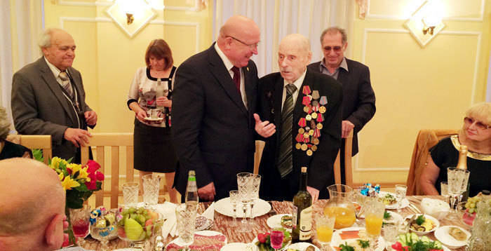 Поздравить ветерана со 100-летием пришел глава региона