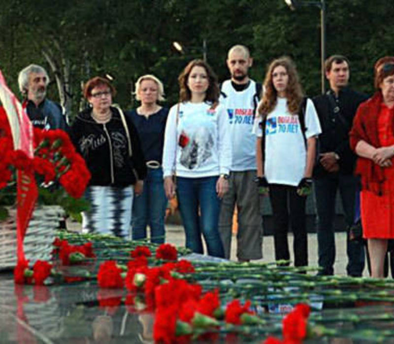 В обрамлении гвоздик и поминальных свечей