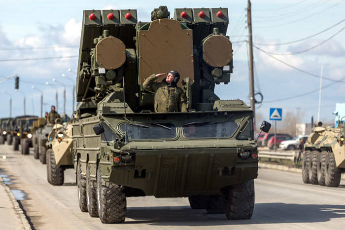 По набережной прошла военная техника