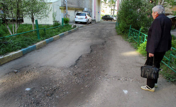 Отремонтировать дорожку жителям предложили самостоятельно
