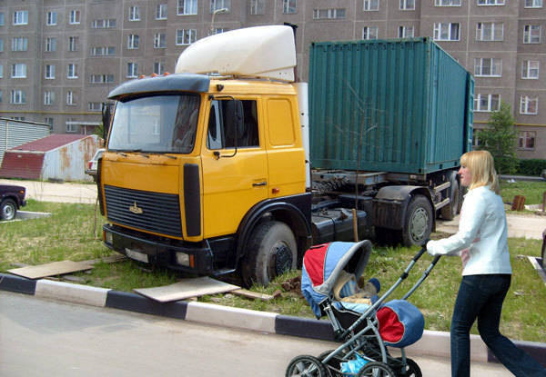 Грузовики погонят со двора?