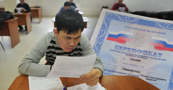 Иностранцам упростили процедуру выдачи разрешения на работу