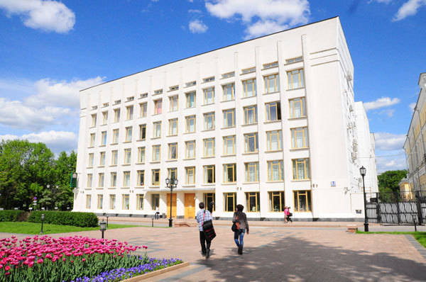 У членов правительства области доходы снизились