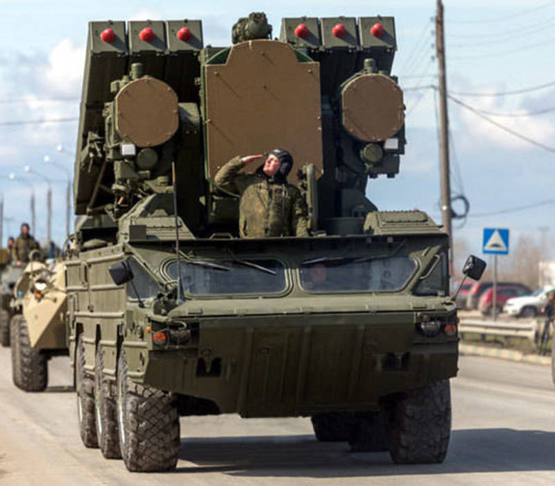 По набережной прошла военная техника