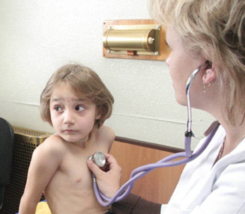 Без осмотров и прививок остался в частной клинике грудной ребенок