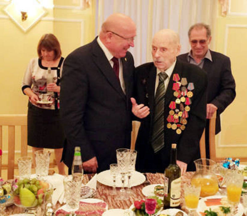 Поздравить ветерана со 100-летием пришел глава региона