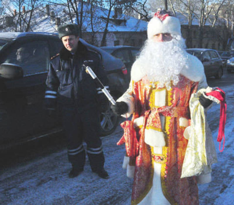 В Нижнем Новгороде Деды Морозы вышли на дорогу