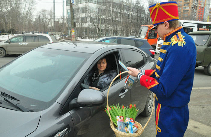 Сотрудники ГИБДД меняют жезлы на цветы
