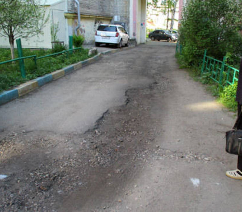 Отремонтировать дорожку жителям предложили самостоятельно