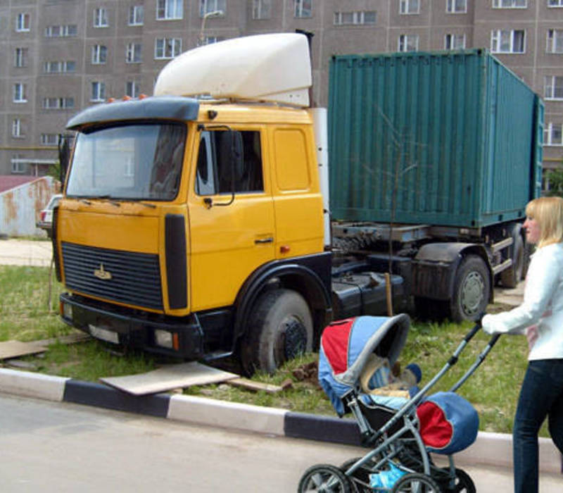 Грузовики погонят со двора?