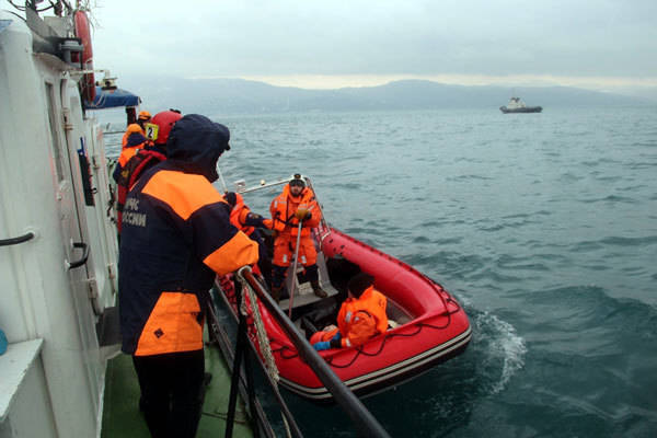 В Черном море продолжаются поиски погибших в авиакатастрофе