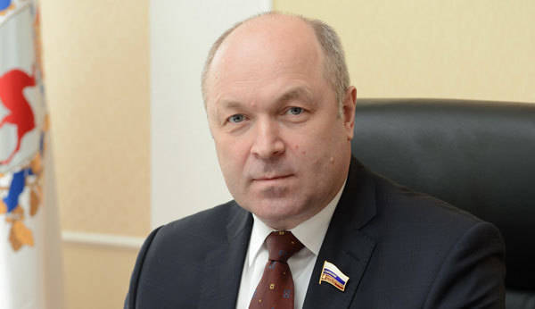 Евгений Лебедев поздравил ветеранов областного парламента
