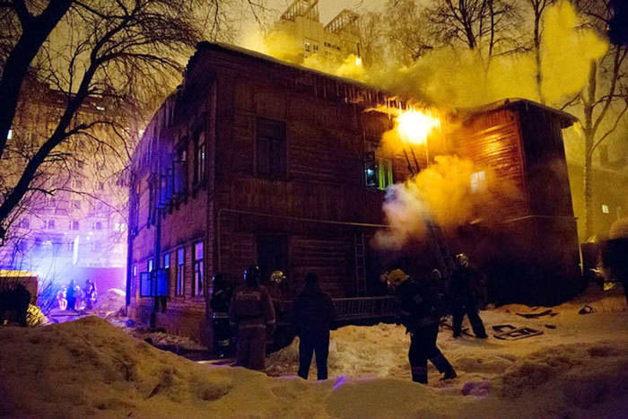 В центре Нижнего на улице Белинского вспыхнул пожар