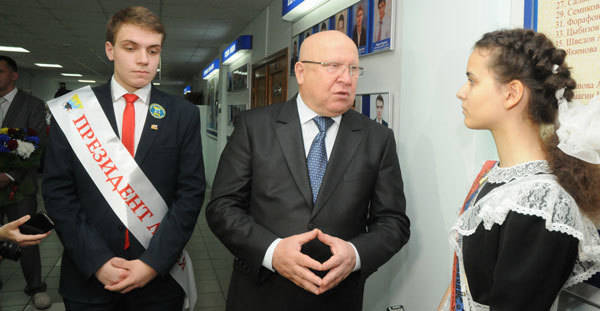 Валерий Шанцев вместе с выпускниками дал последний звонок