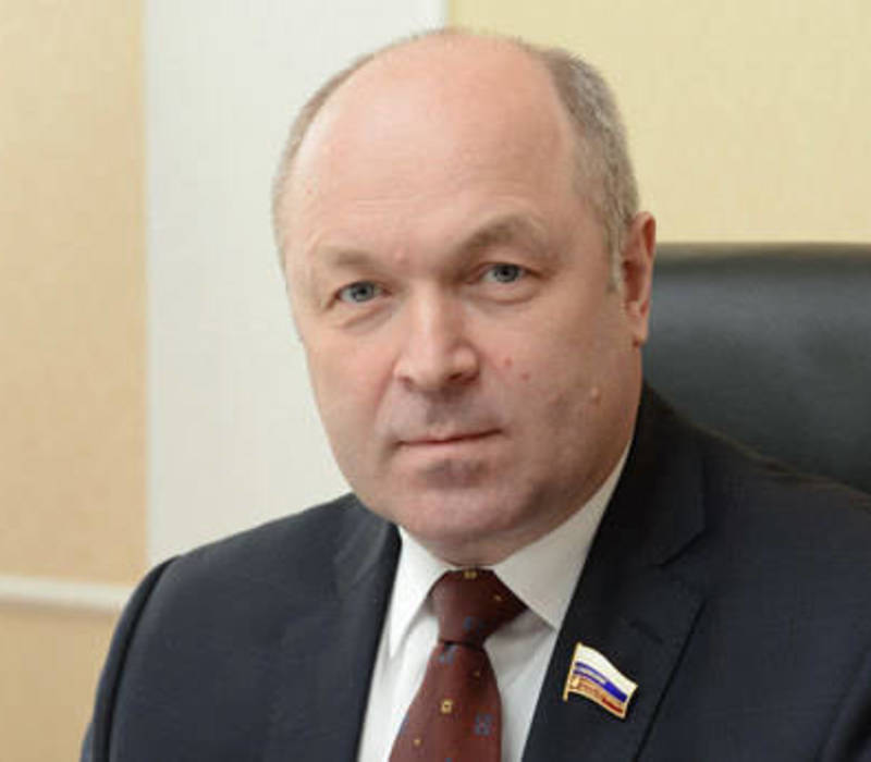 Евгений Лебедев поздравил ветеранов областного парламента