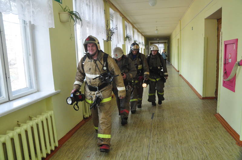 В Приоксокм районе загорелась школа